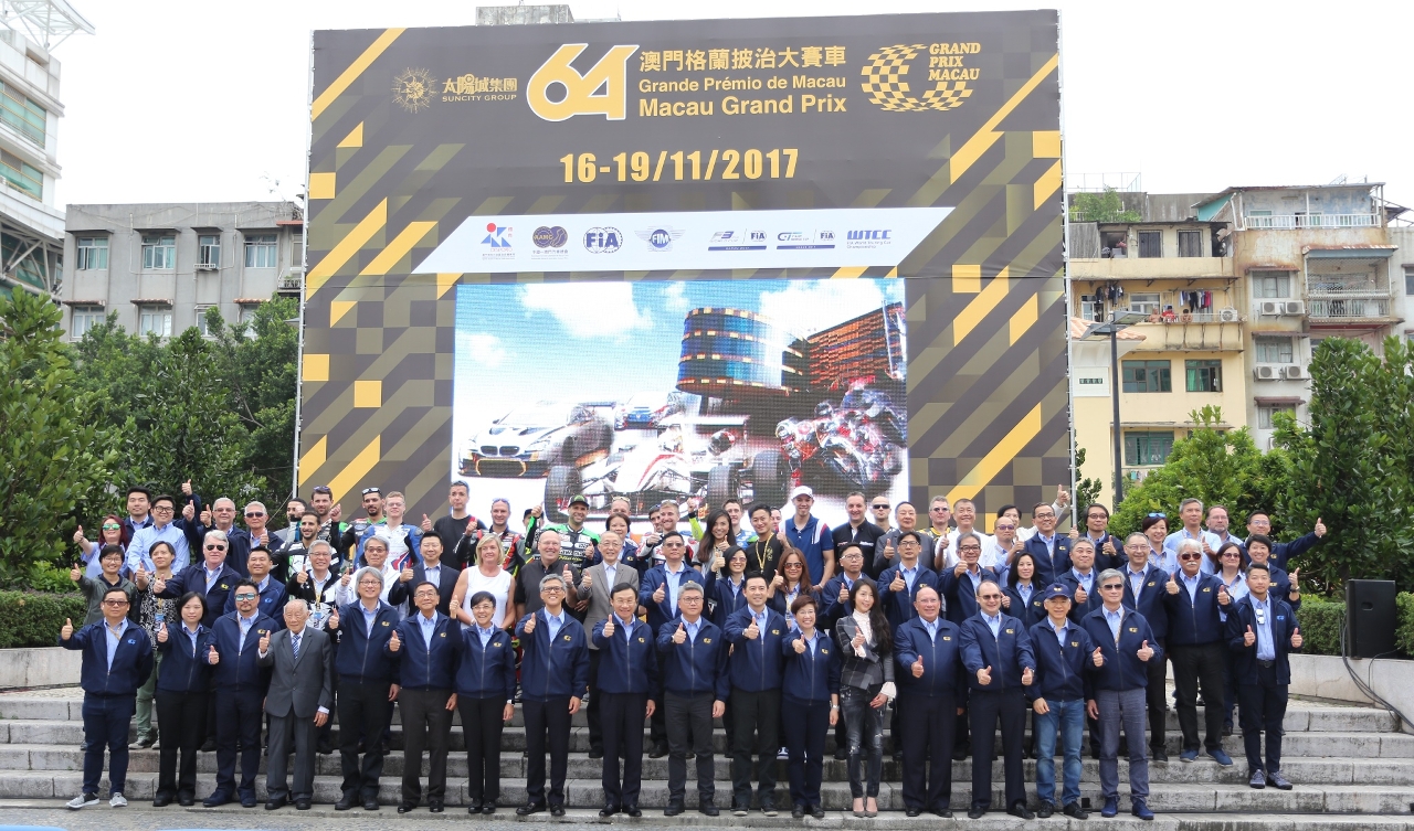 Fotografia de grupo dos membros da COGPM, pilotos e convidados