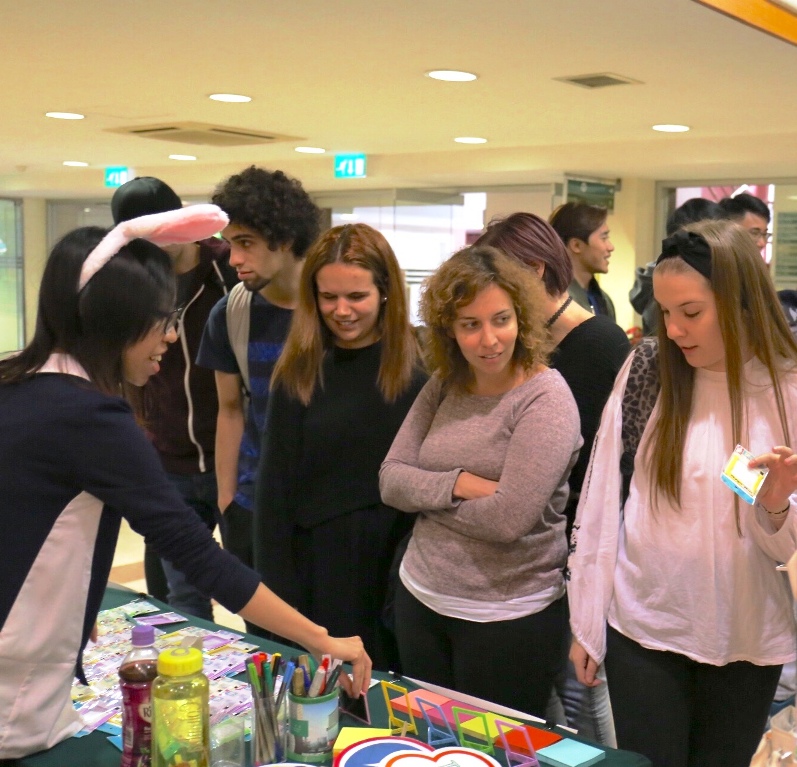 Students come to get the “Lucky Photo Frame”