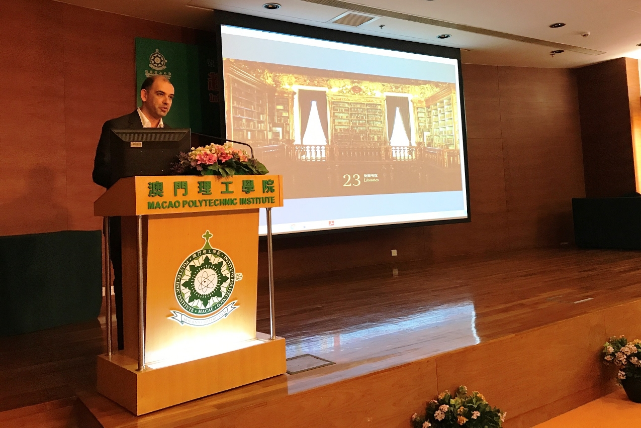佩德羅•托雷斯教授向出席師生介紹葡萄牙科英布拉大學