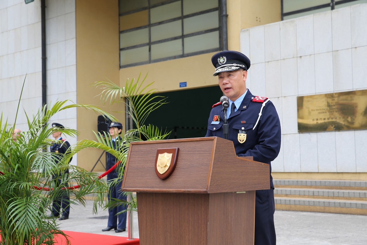 O Comandante Leong Man Cheong proferindo um discurso