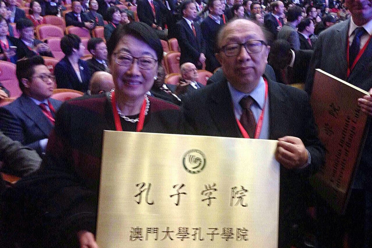 趙偉校長及靳洪剛院長領授“孔子學院”牌匾