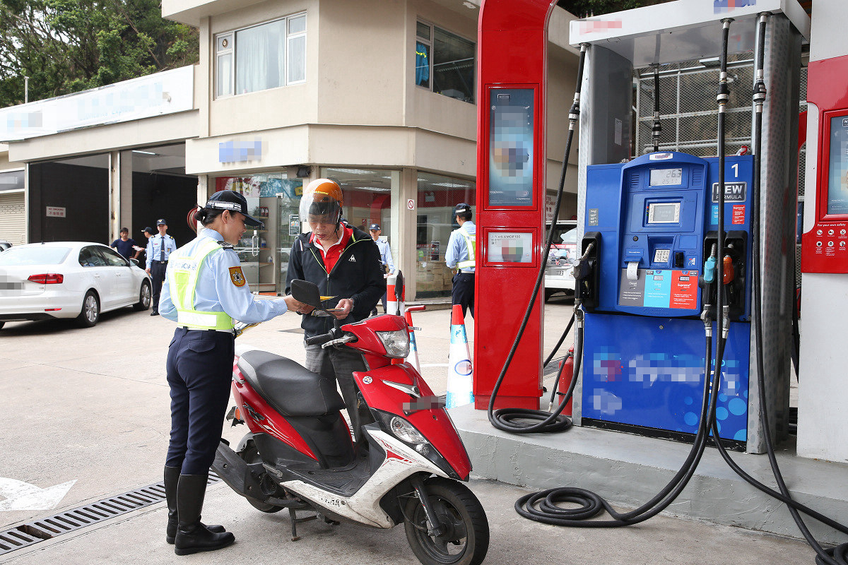警員向駕駛者派發宣傳單張1