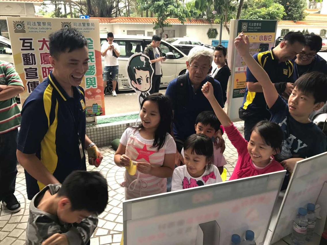 司警局人員與市民進行互動遊戲