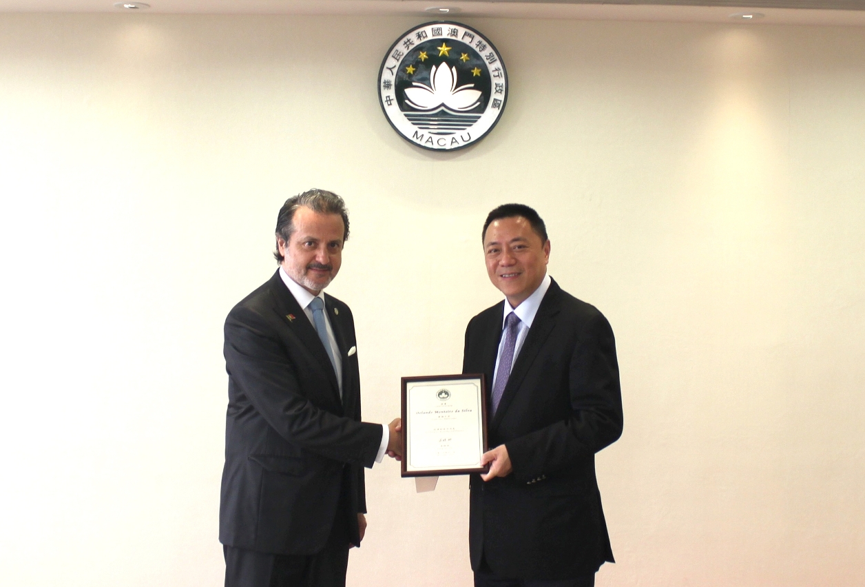 Mr. Orlando da Silva Monteiro receiving his Letter of Appointment as “Conference Ambassador” from Secretary for Economy and Finance, Leong Vai Tac