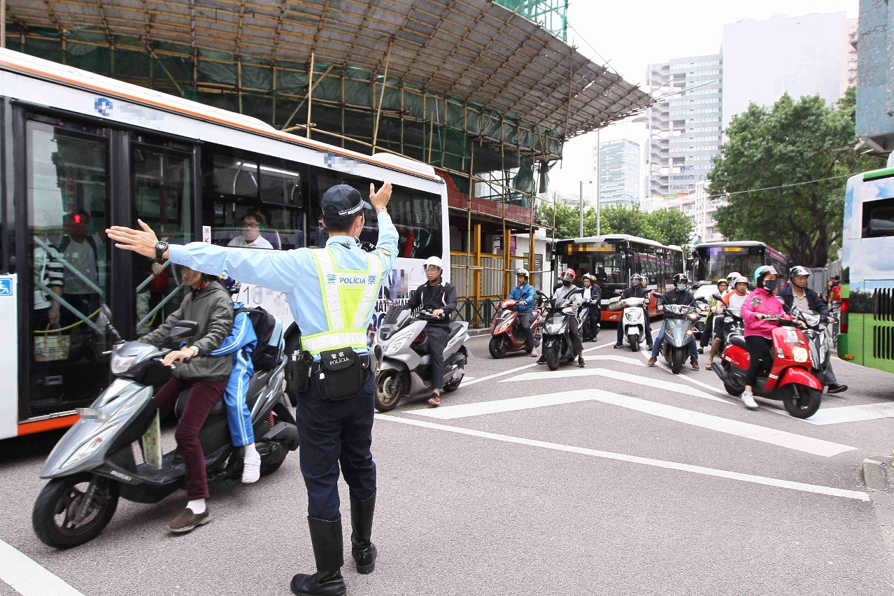 加派警員指揮及疏導交通