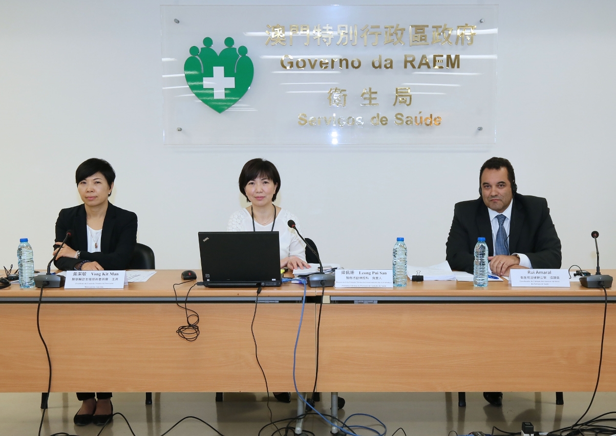 Responsável pela Unidade Técnica de Licenciamento das Actividades de Prestação de Cuidados de Saúde, Dra. Leung Pui San, o coordenador do Gabinete Jurídico, Dr. Rui Amaral e Presidente da Comissão Técnica de Técnicas de Procriação Medicamente Assistida, Dra. Wong Kit Man presenciam na Conferência de Imprensa