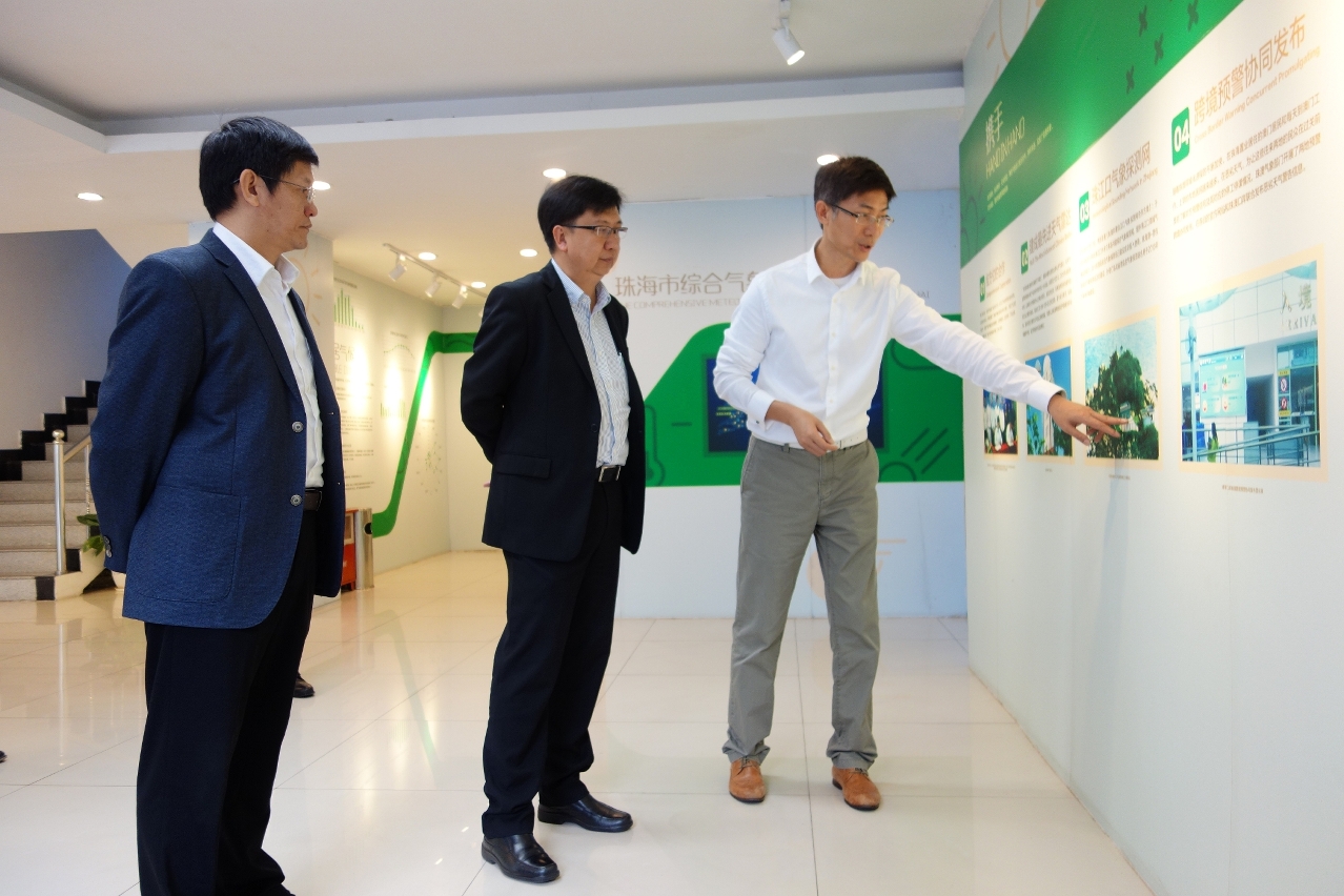 地球物理暨氣象局譚偉文局長(中間)和廣東省氣象局莊旭東局長(左一)聽取珠海市氣象局李葉新局長(右一)介紹珠海市氣象局的發展情況