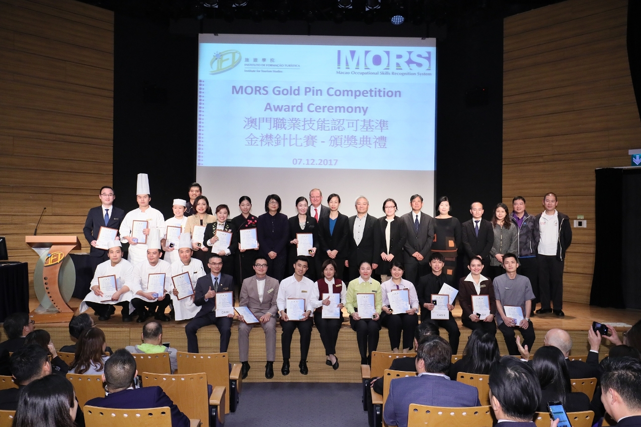 All of the guests and MORS Gold Pin award winners took a group photo