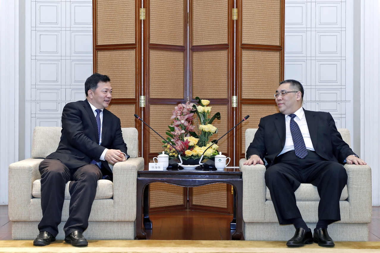 Encontro entre o Chefe do Executivo, Chui Sai On, e o membro do comité permanente de Guangdong e director do Departamento de Propaganda do PCC da Província de Guangdong , Shen Haixiong.