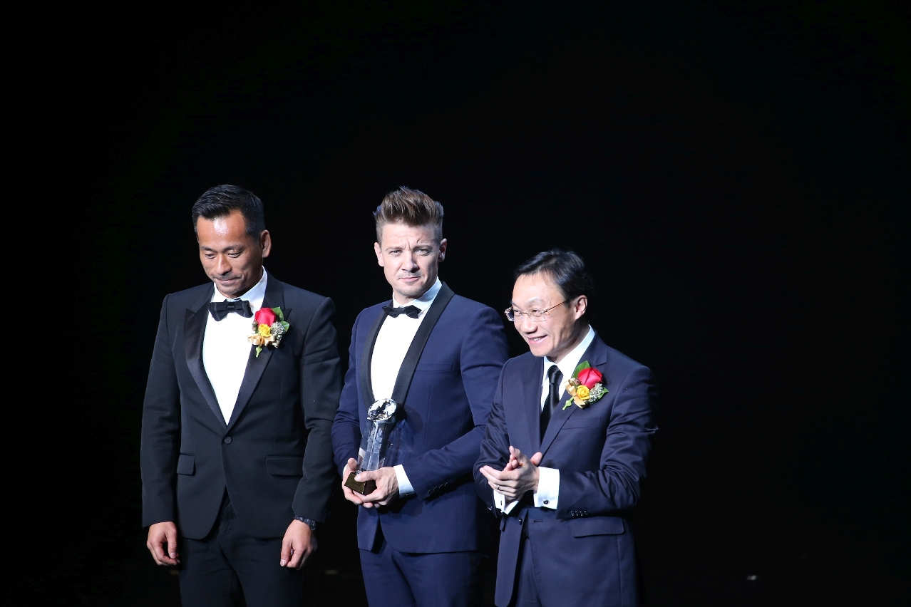 Talent Ambassador Jeremy Renner is awarded the “Macao East West Actor of the Year”