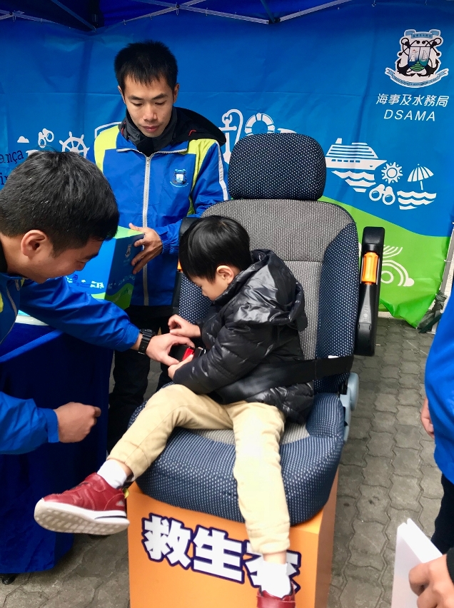 試戴安全帶增海上安全知識