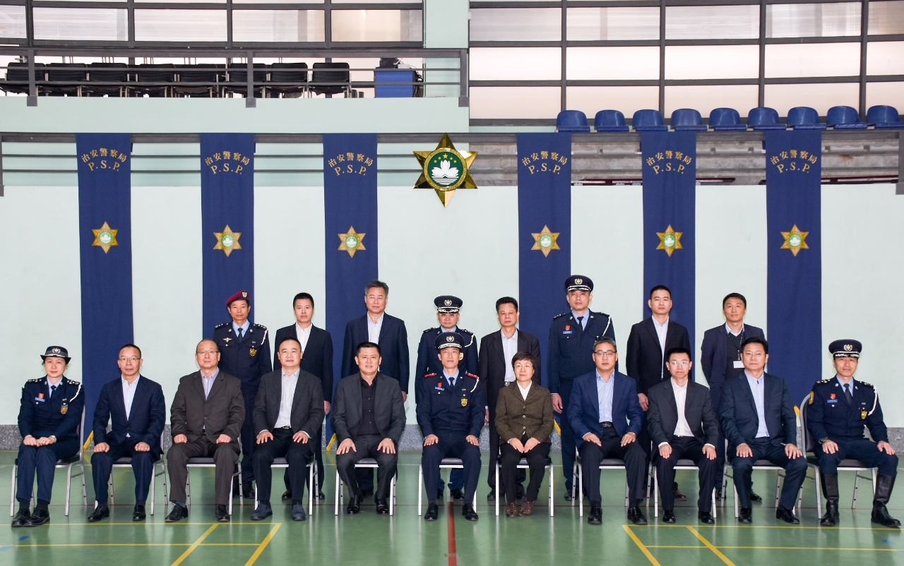 治安警察局官員與陳定武局長一行在治安警察局特警總部合影
