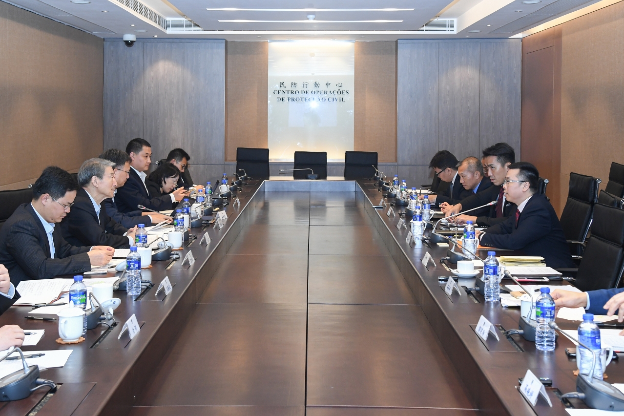 教授團隊進行分組調研，與消防局領導和代表交流。