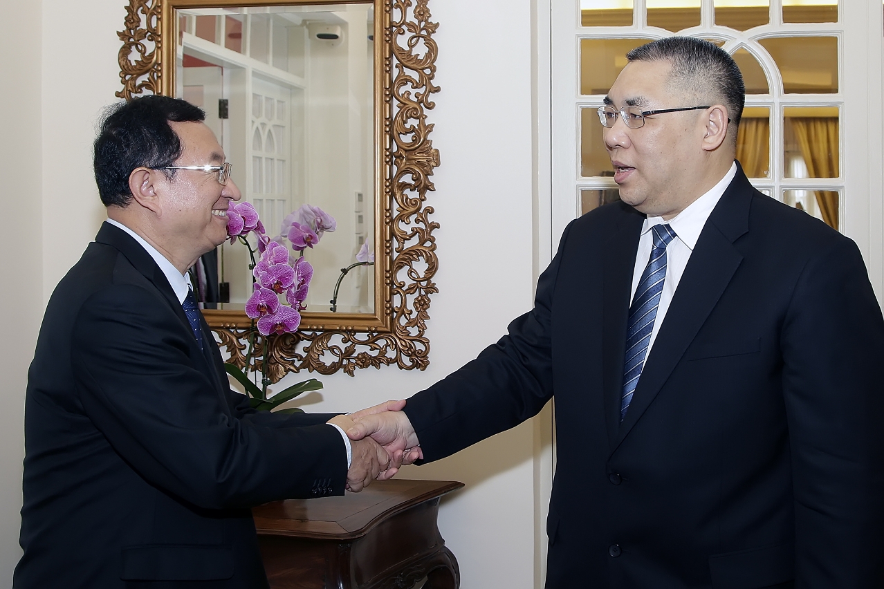 Chefe do Executivo, Chui Sai On, e o ministro de Cultura Luo Shugang na sede do governo.