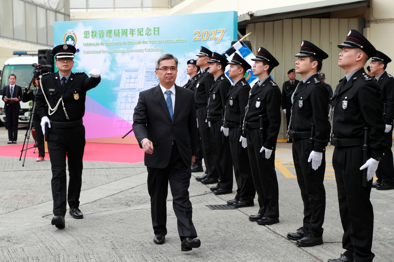 保安司黃少澤司長檢閱獄警隊伍