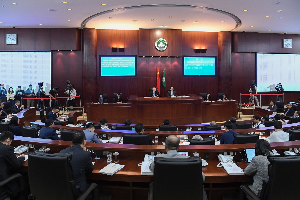 The Chief Executive, Mr Chui Sai On, attends a plenary meeting of the Legislative Assembly to answer enquiries raised by Assembly members concerning the Policy Address for the Fiscal Year 2018.