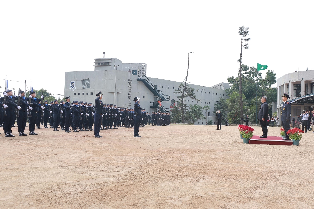畢業學員向司長敬禮