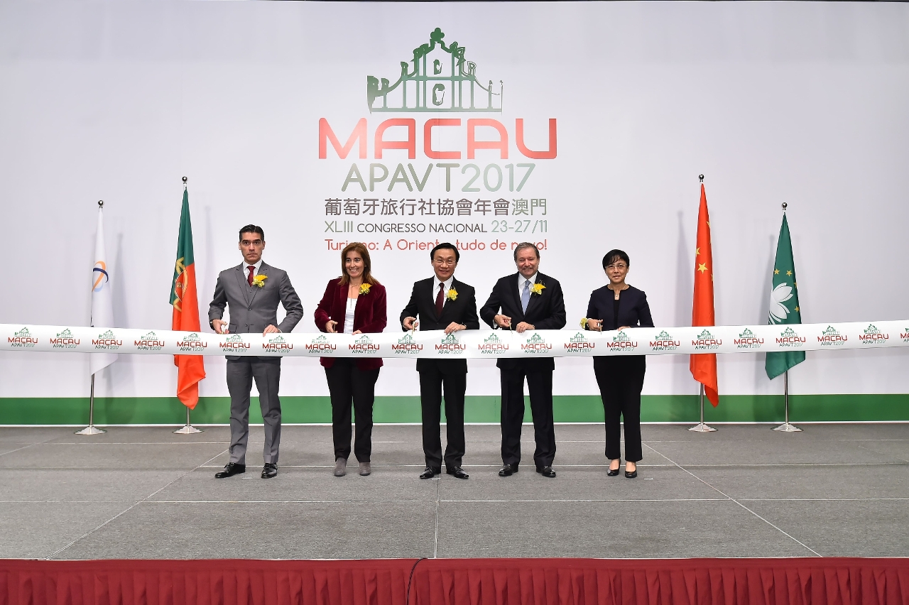 Secretário para os Assuntos Sociais e Cultura com a Secretária de Estado do Turismo de Portugal (centro-esq.), o presidente da APAVT (centro-dta), o Cônsul-Geral de Portugal em Macau e Hong Kong, e a directora da DST presidem à cerimónia de abertura do congresso