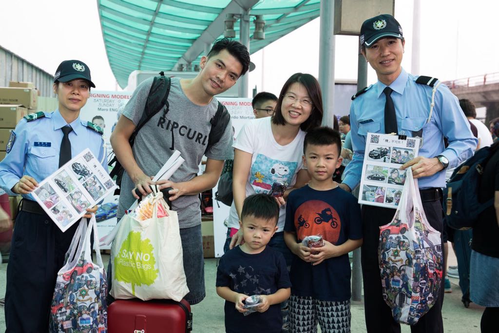 治安警在賽車期間向市民旅客宣傳防扒訊息 (3)