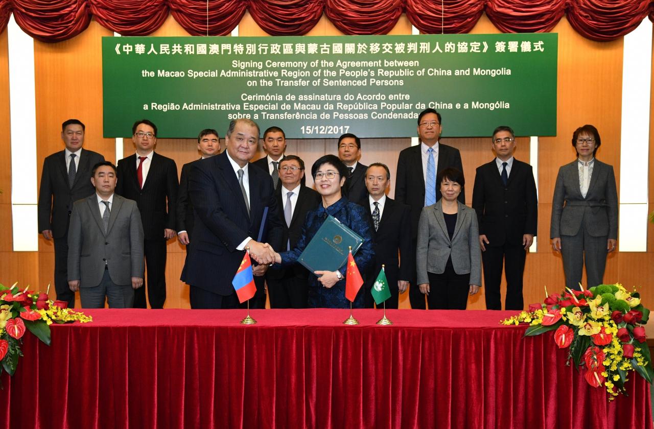 The Secretary for Administration and Justice, Ms Chan Hoi Fan, attends the signing ceremony of the "Agreement between the Macao Special Administrative Region of the People's Republic of China and Mongolia on the Transfer of Sentenced Persons".