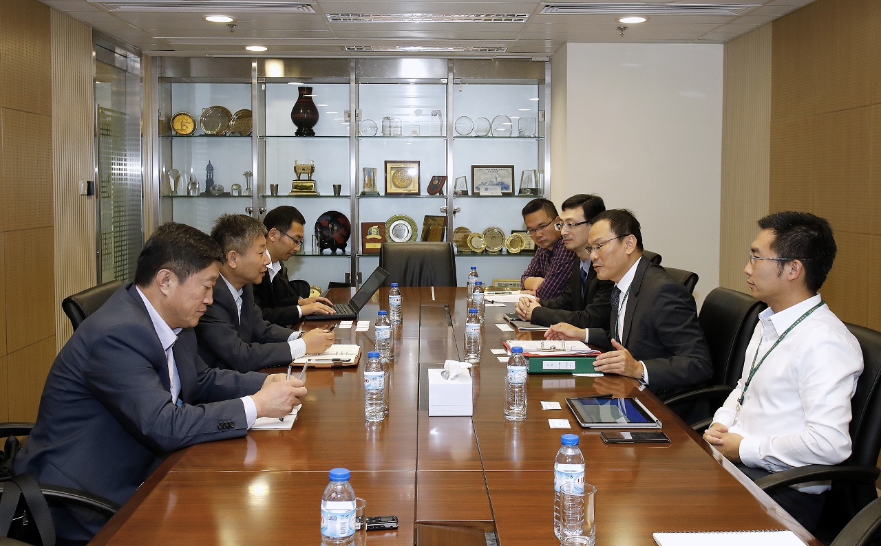 教授團隊進行分組調研，與土地工務運輸局領導和代表交流。
