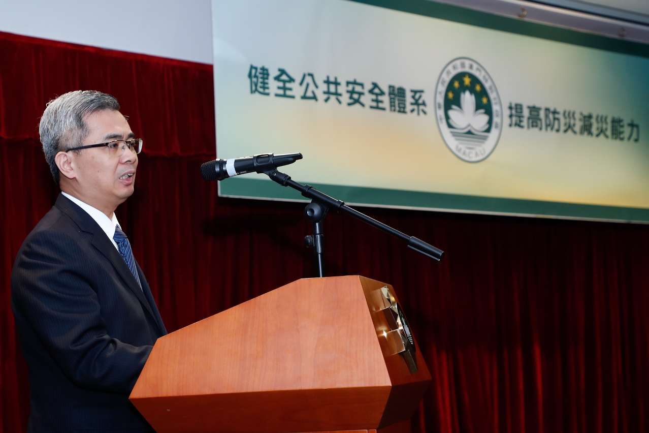 Secretary for Security, Mr Wong Sio Chak, speaks at a seminar on the improvement of public safety system, disaster prevention and mitigation capabilities of Macao.