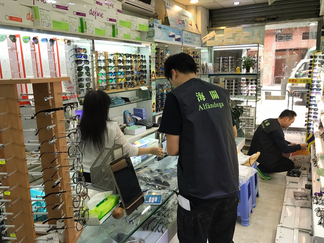 關員搜查涉案店舖