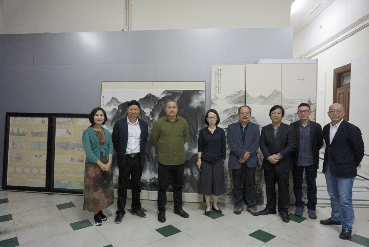 六位評選委員及文化局代表在獲獎作品前合照：（左起）澳門理工學院藝術高等學校校長徐秀菊、廣州美術學院中國畫學院教授方楚雄、中央美術學院中國畫學院副教授王曉輝、澳門文化局文博廳廳長李麗嬌、台灣師範大學美術學系主任程代勒、江蘇省美術館館長徐惠泉、香港中文大學藝術系教授周晉及澳門文化局視覺藝術發展處處長余永鴻。