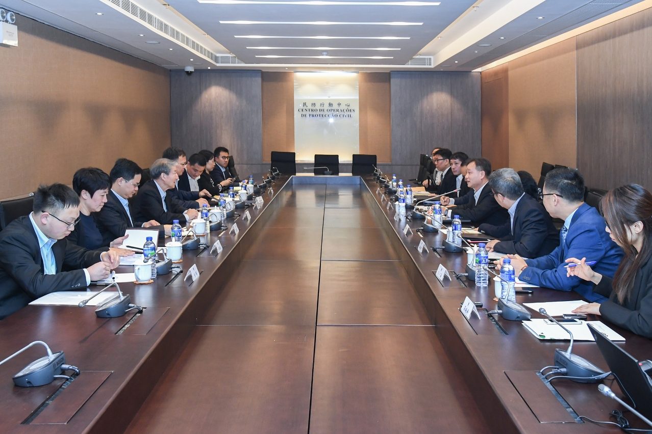 教授團隊進行分組調研，與警察總局局長馬耀權及民防中心代表交流。