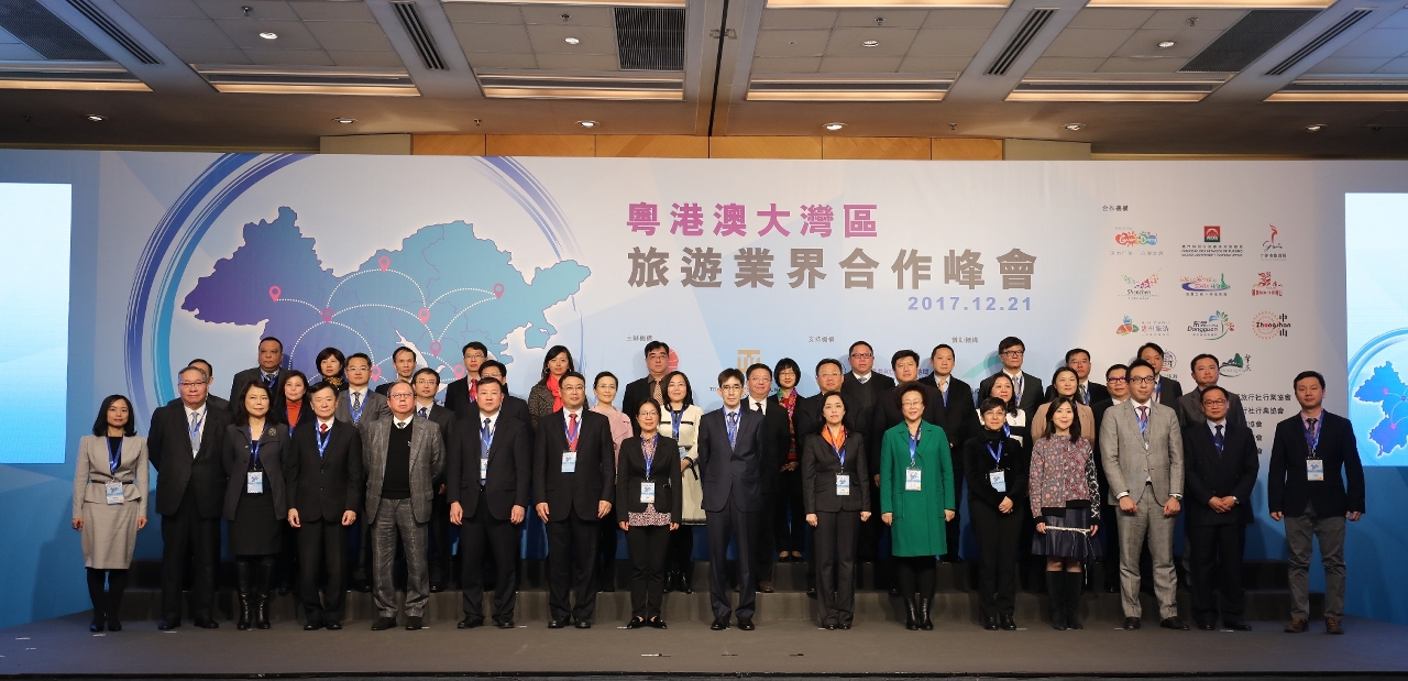 Guests taking group photo after signing the tourism cooperation agreement