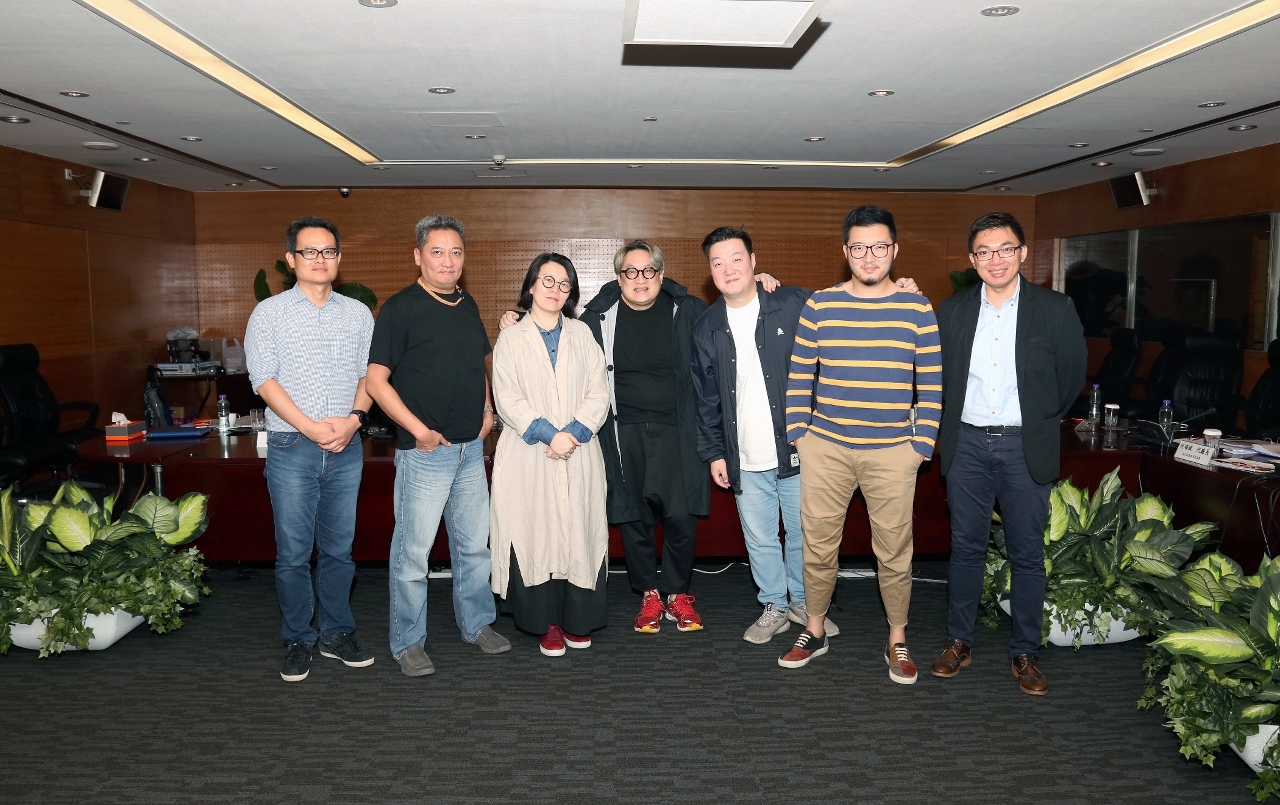 二零一七原創歌曲專輯製作補助計劃文化局代表與評審團成員合影。