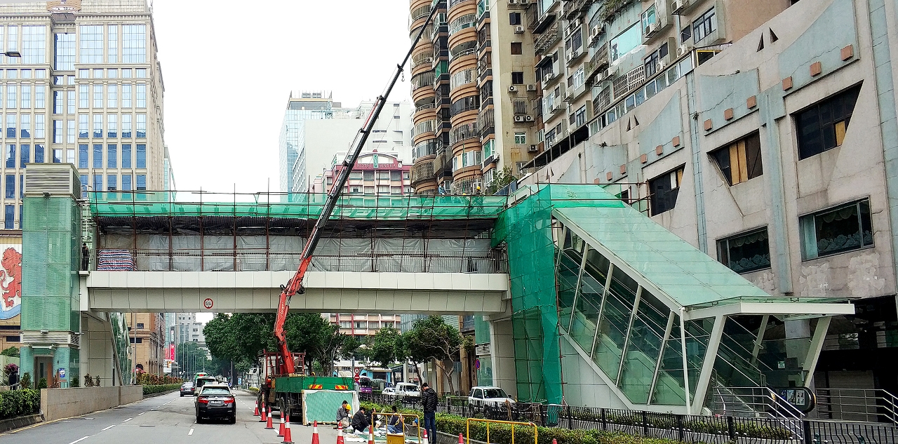 A passagem superior para peões junto à Avenida Doutor Mário Soares com o seu aspecto original depois de ter sido reparada e uma imagem da mesma antes da reparação e após a reparação.