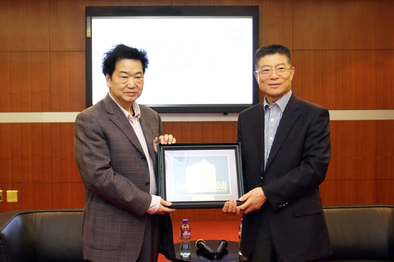 李向玉院長向黔政協代表團致送紀念品