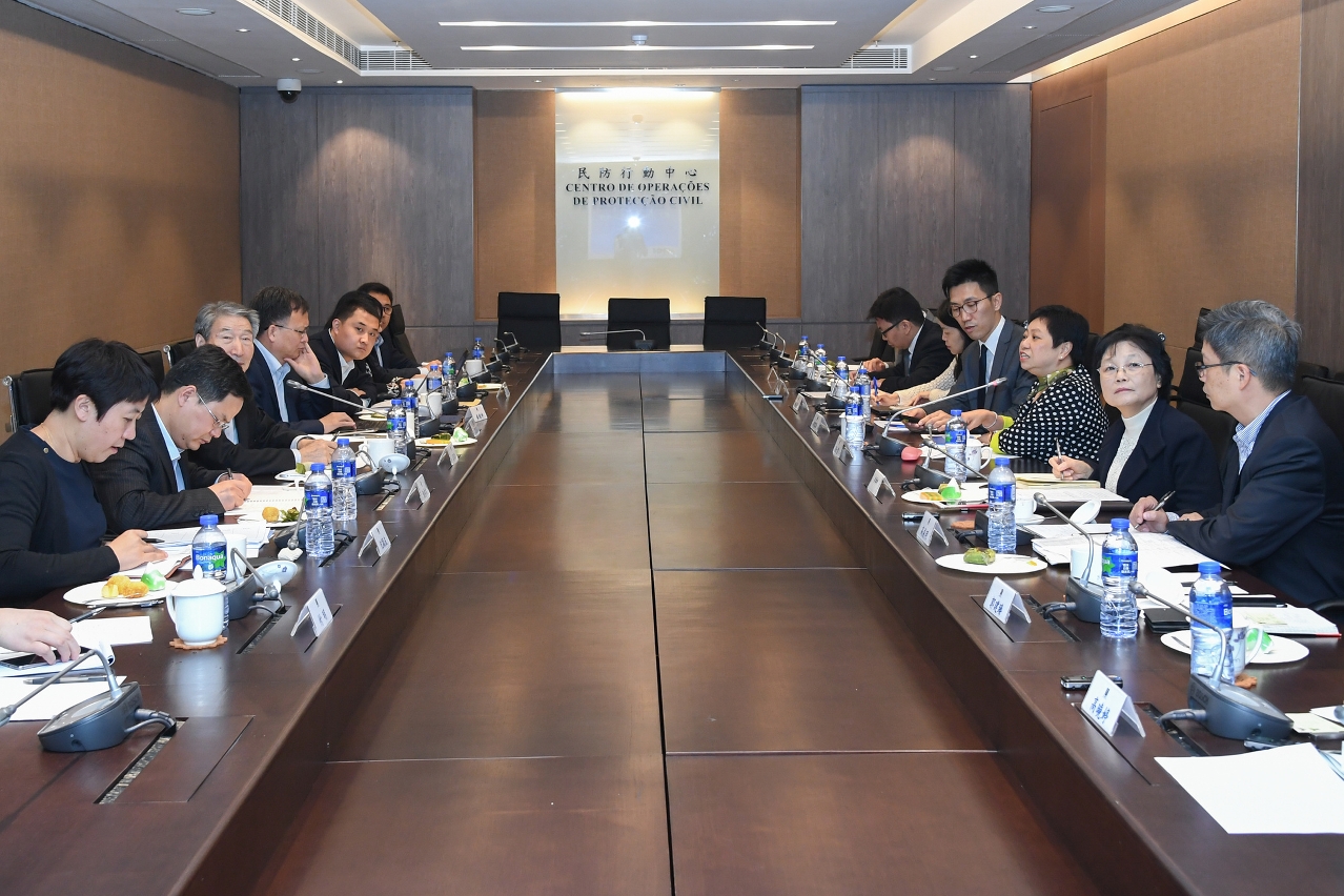 教授團隊進行分組調研，與經濟局領導和代表交流。
