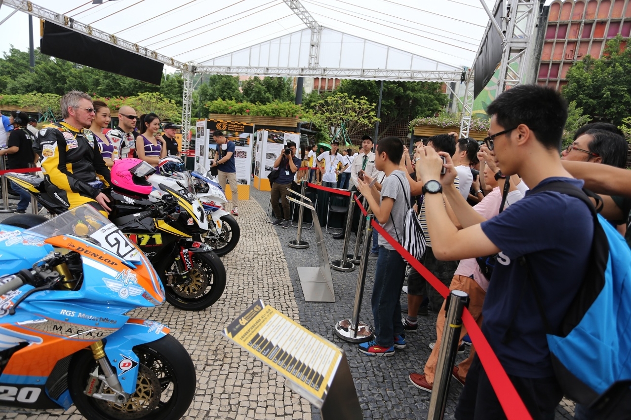 Pilotos de motos e modelos do GP são populares entre residentes e visitantes