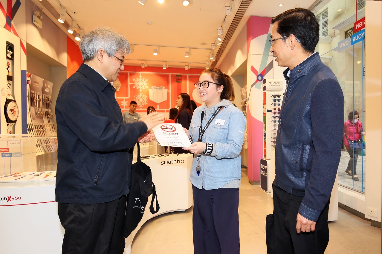 Director Dr. Lei Chin Ion com o subdirector Dr. Cheang Cheng Ip na distribuição de dísticos de proibição de fumar