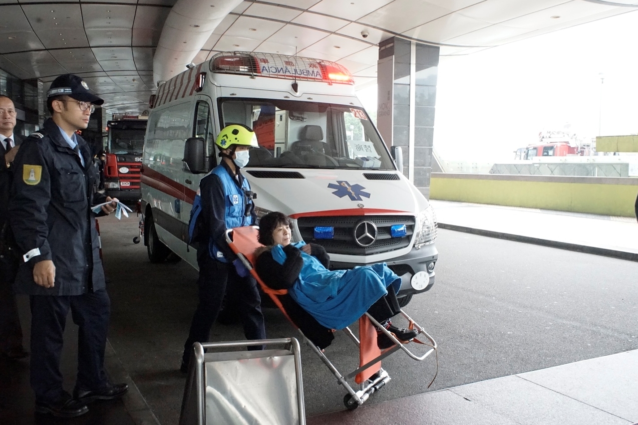 Simulacro de incêndio e evacuação na Torre de Macau＿３
