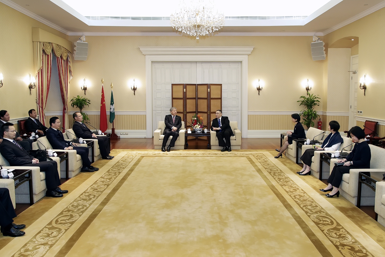Chefe do Executivo, Chui Sai On, tem encontro com presidente da Associação das Empresas Chinesas de Macau, Fu Jianguo, e representantes.