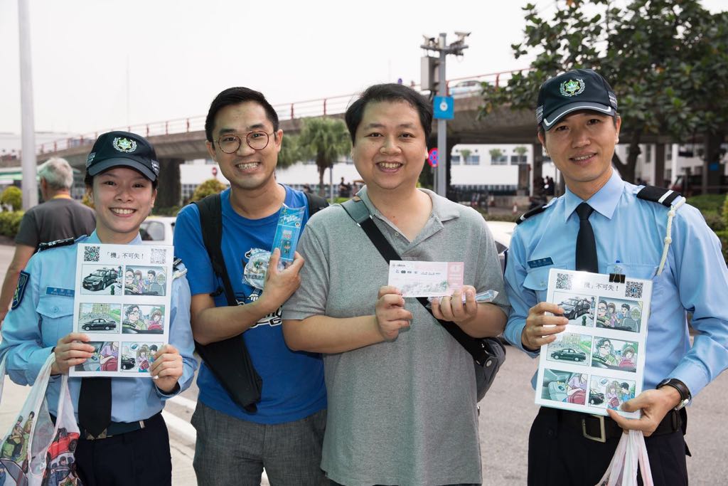 治安警在賽車期間向市民旅客宣傳防扒訊息 (2)