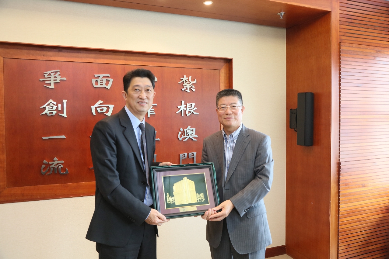 李向玉院長向代表團致送紀念品