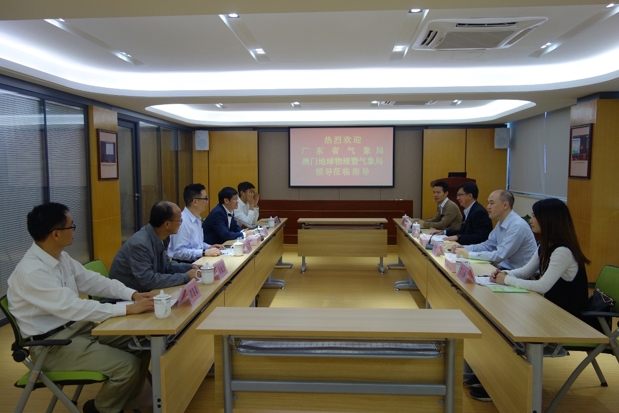 O Director dos SMG, Tam Vai Man (na fila da direita, terceira posição), e o Director do “Guangdong Meteorological Service”, Zhuang Xudong (na fila da esquerda, terceira posição) discutiram o fortalecimento dos laços de cooperação sobre previsão meteorológica