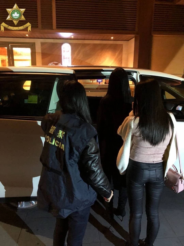 治安警察局人員將懷疑從事賣淫活動女子帶返警區調查