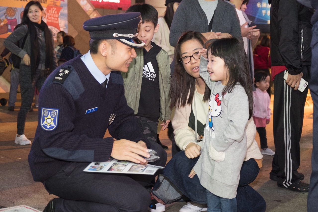與巿民相談甚歡