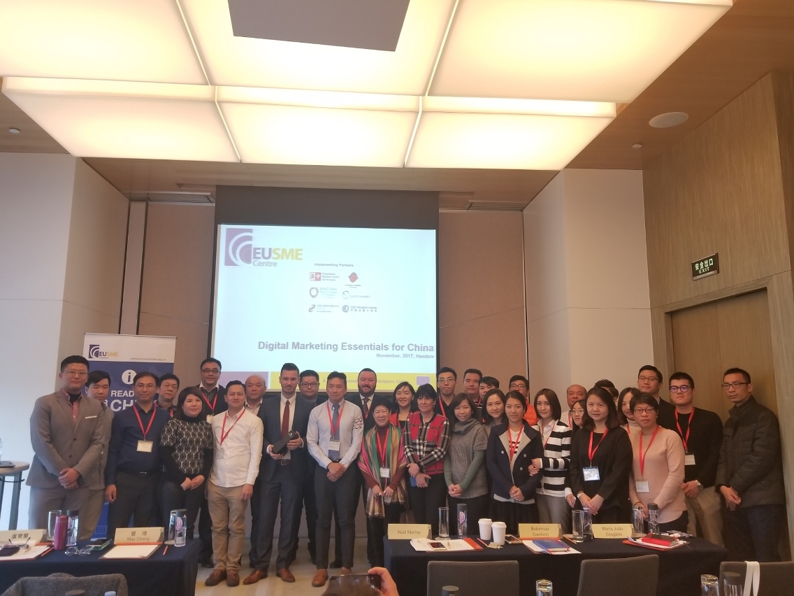 Fotografia de grupo da delegação empresarial de Macau com os formadores dos cursos