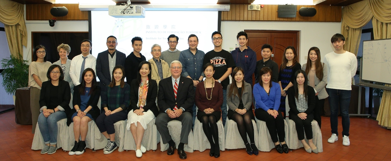 Group photo of IFT President, course leader and the participants