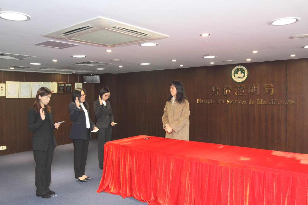 Division Heads Ms. Wong Sok Heng (1st on the left), Ms. Chan Ka I (2nd on the left) and Ms. Van Kit Lam (3rd on the left) took an oath administered by Director Ms. Ao Ieong U to assume their posts