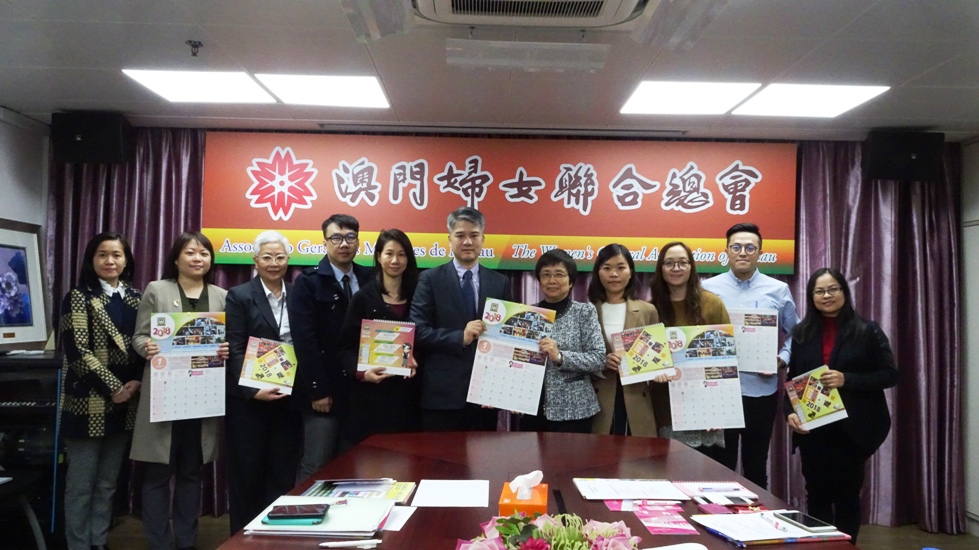 向婦聯送上防罪宣傳月曆