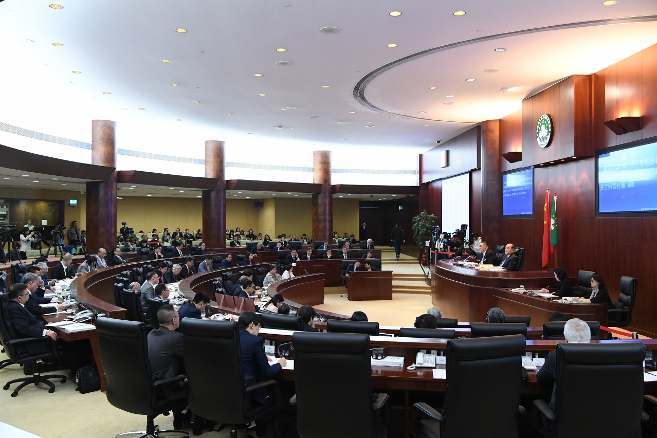 . Chefe do Executivo, Chui Sai On, responde aos deputados sobre o relatório das Linhas de Acção Governativa para o ano financeiro de 2018, na Assembleia Legislativa.