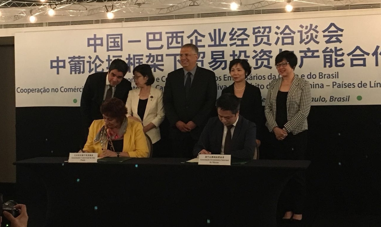 Cerimónia de Assinatura de Protocolos no encontro com a Câmara Brasil-China