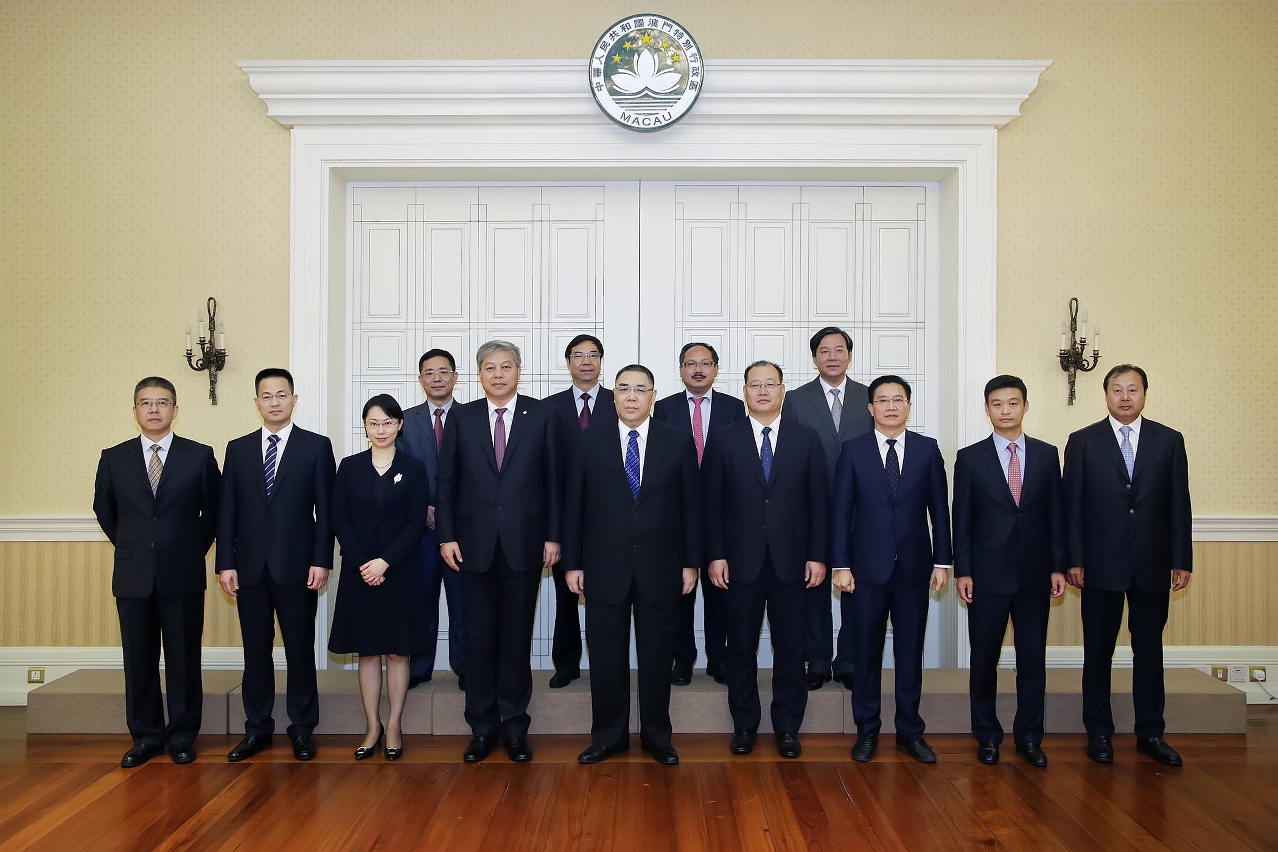 行政長官崔世安與澳門中國企業協會會長傅建國（前排左四）一行合影